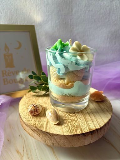 Bougie chantilly artisanale bleu et sable parfumée Douceur des Îles - texture gourmande, création Rêve de Bougies